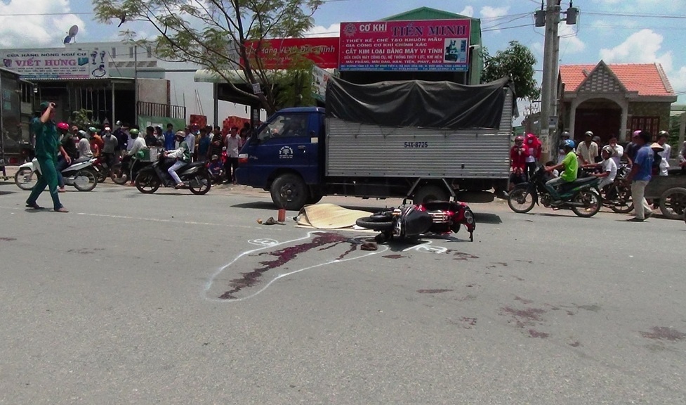 Nhau say, hai nguoi tu vong vi va cham voi xe tai hinh anh