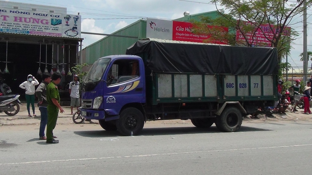 Lực lượng chức năng huyện Đức Hòa đang xử lý hiện trường vụ việc.