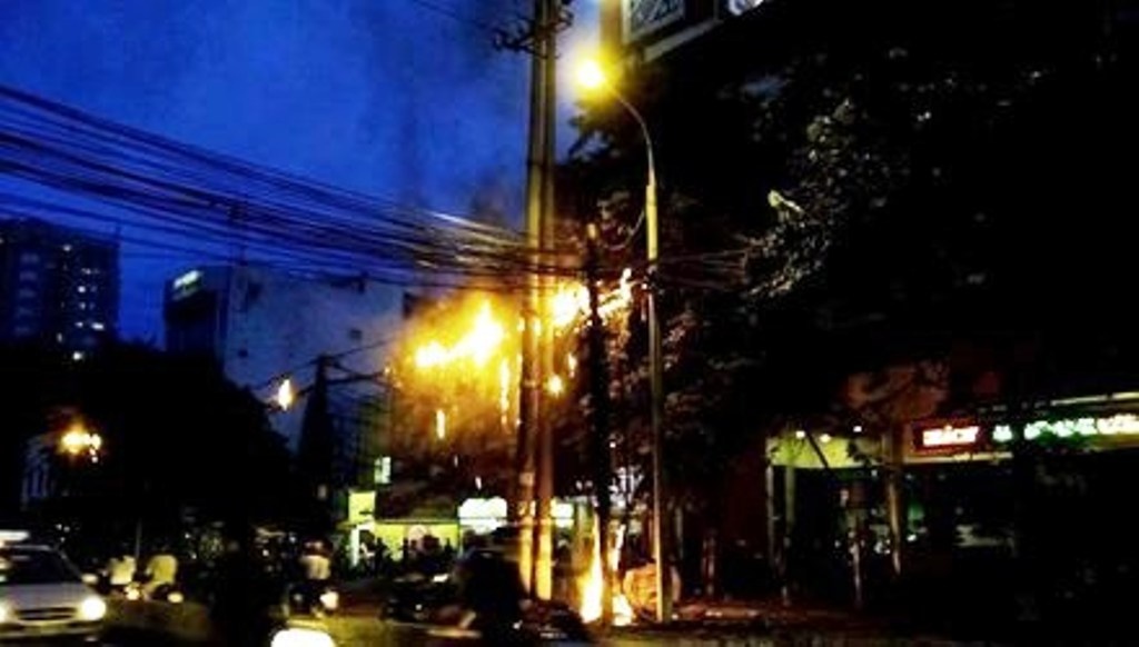 Cap vien thong boc chay rung ruc doc pho Pham Ngoc Thach hinh anh