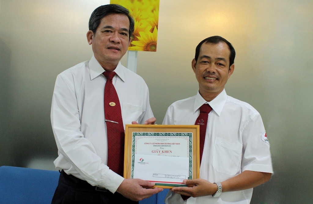 Lãnh đạo công ty trao bằng khen thưởng cho anh Hùng.
