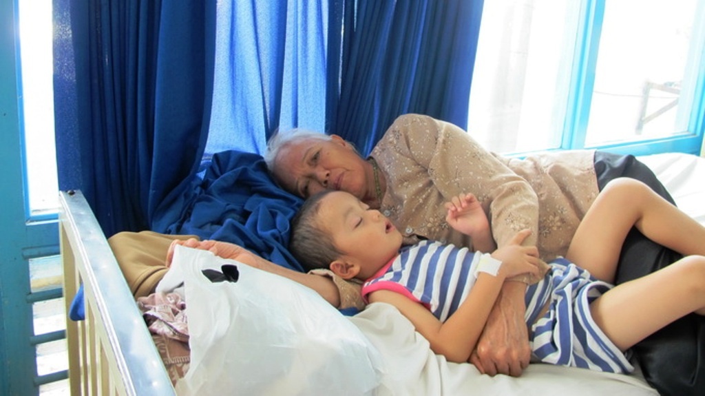 Một trong 3 cháu bé phải nhập viện sau khi ăn thịt trăn.