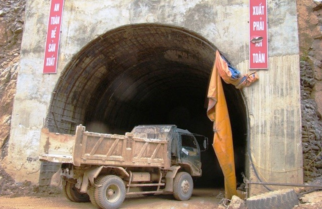 Ngat khi doc trong ham thuy dien, 4 nguoi thuong vong hinh anh