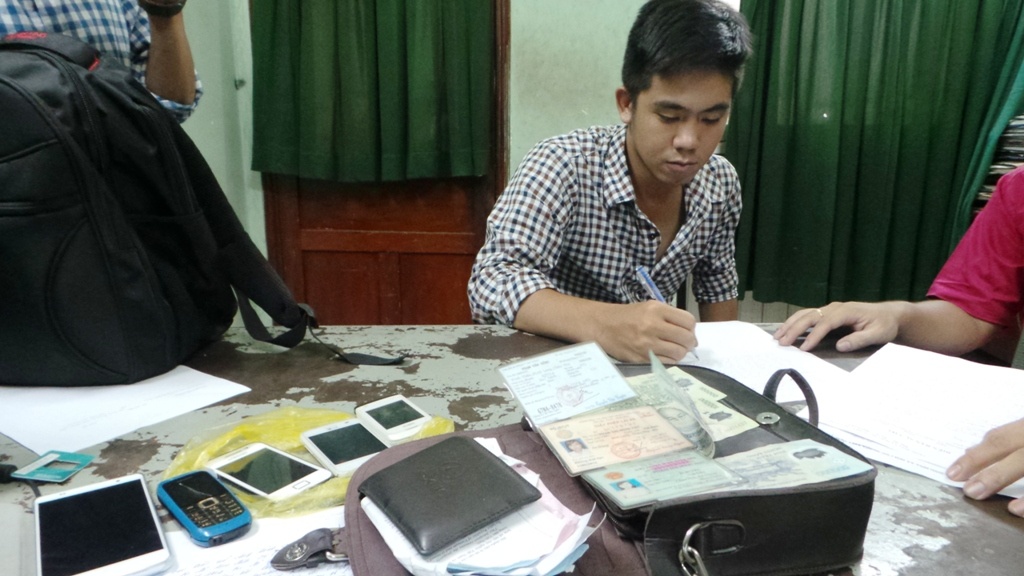 Nam sinh vien gia nhiep anh gia lua nhieu co gai xinh dep hinh anh