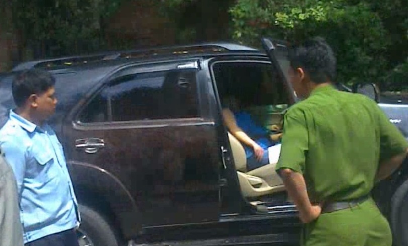 Doi nam nu chet trong oto trung 10 phat dan hinh anh