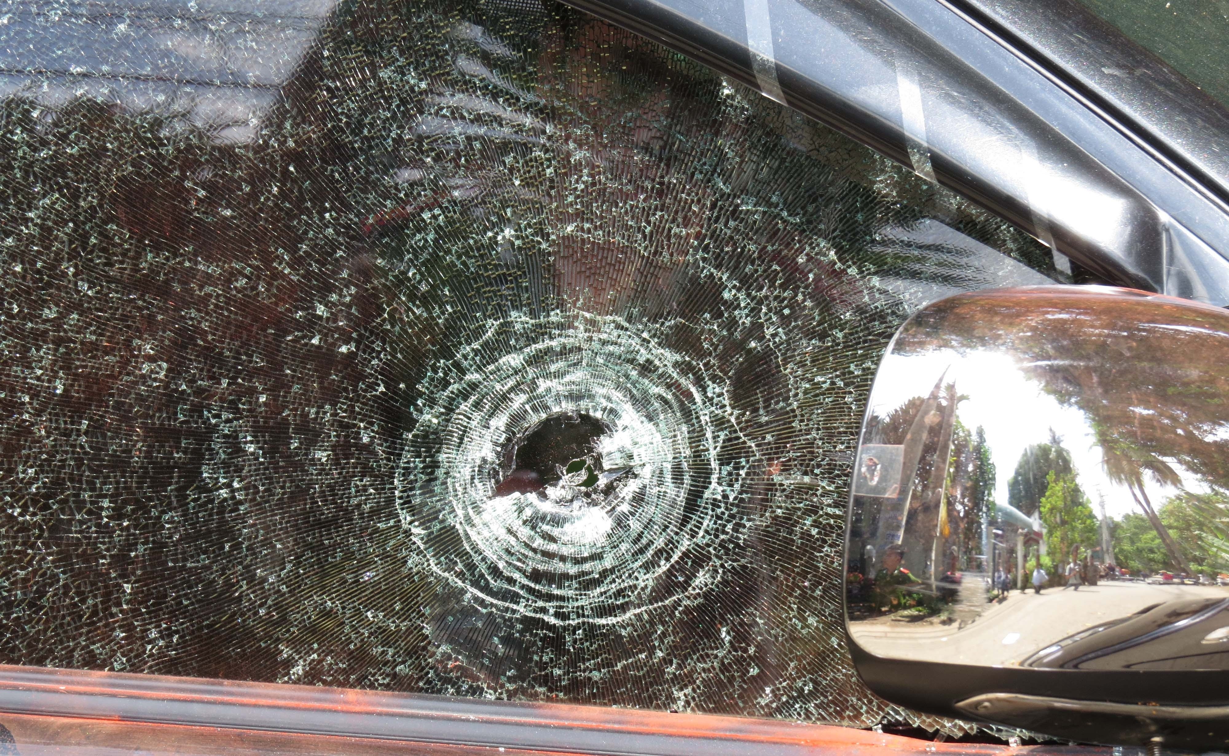 Doi nam nu guc chet trong oto, tay van cam sung hinh anh