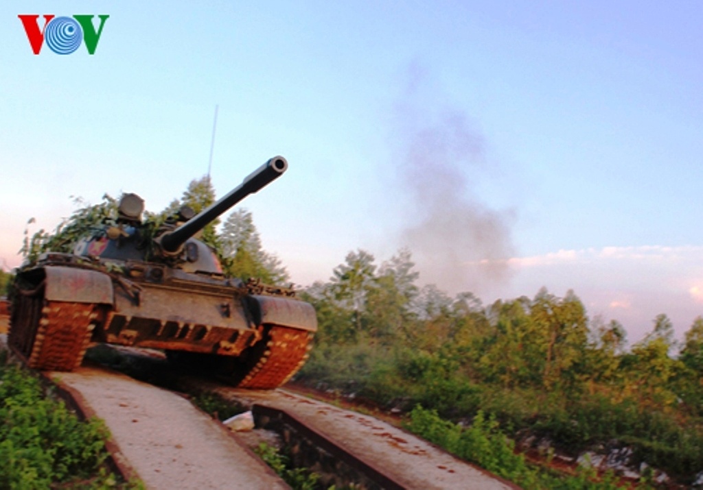 Lu doan xe tang 215 luyen binh tren thao truong hinh anh