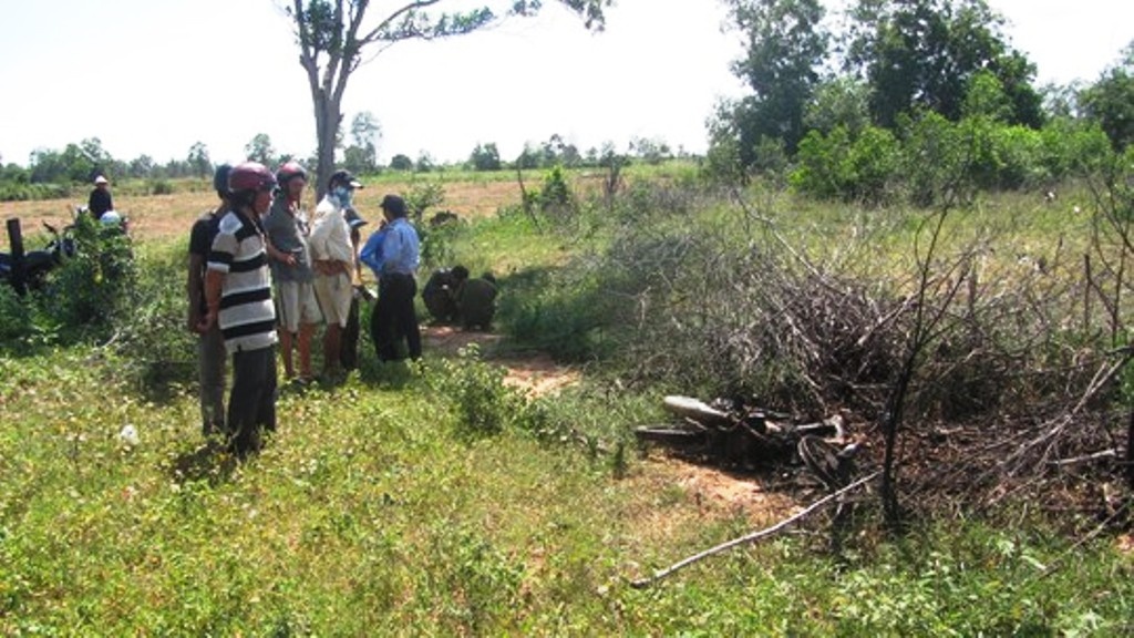Người dân hiếu kỳ tập trung tại hiện trường.