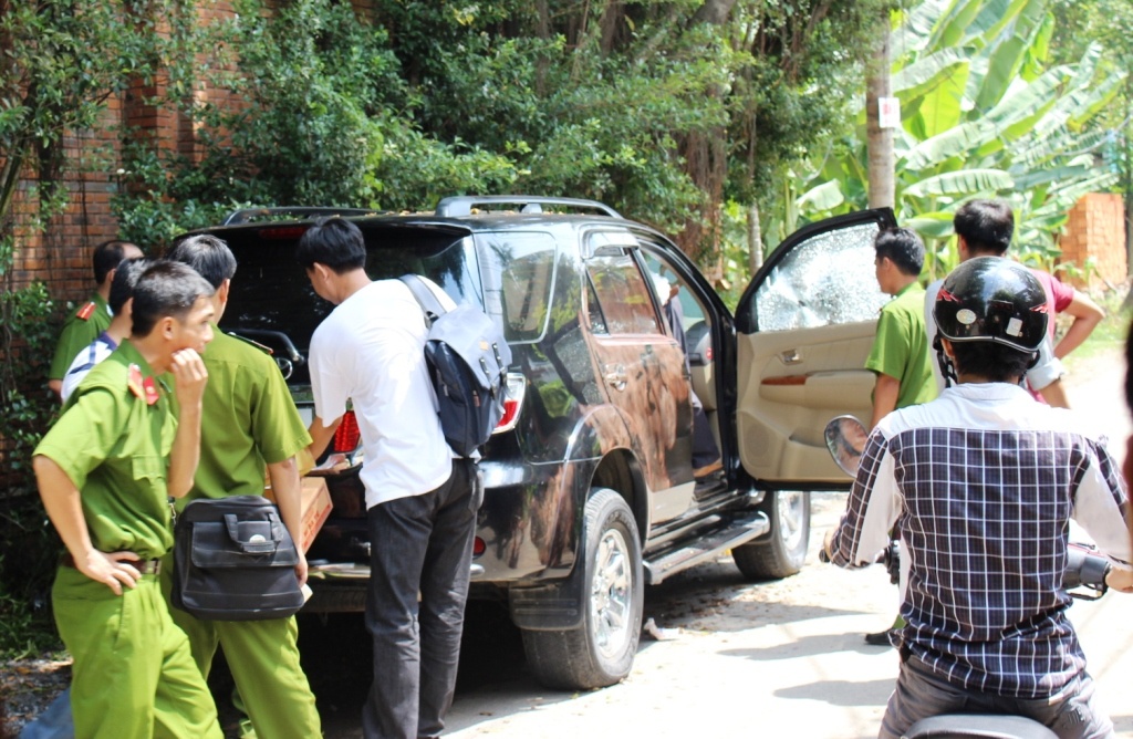 Công an khám nghiệm hiện trường nơi phát hiện thi thể anh Tú và chị Thời trên xe ô tô ngày 15/8.