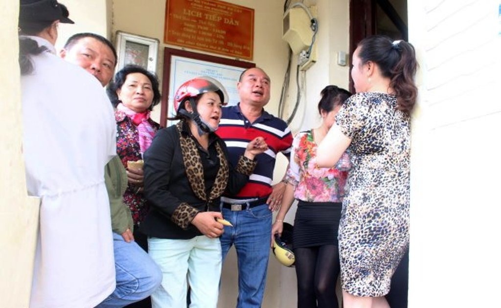 Dan doi tien con no giat hui tai cong an phuong hinh anh