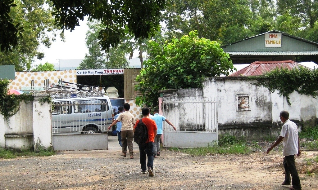 Người thân đưa thi thể anh Tú đi khâm liệm trước khi đưa về TP.HCM làm tang lễ.