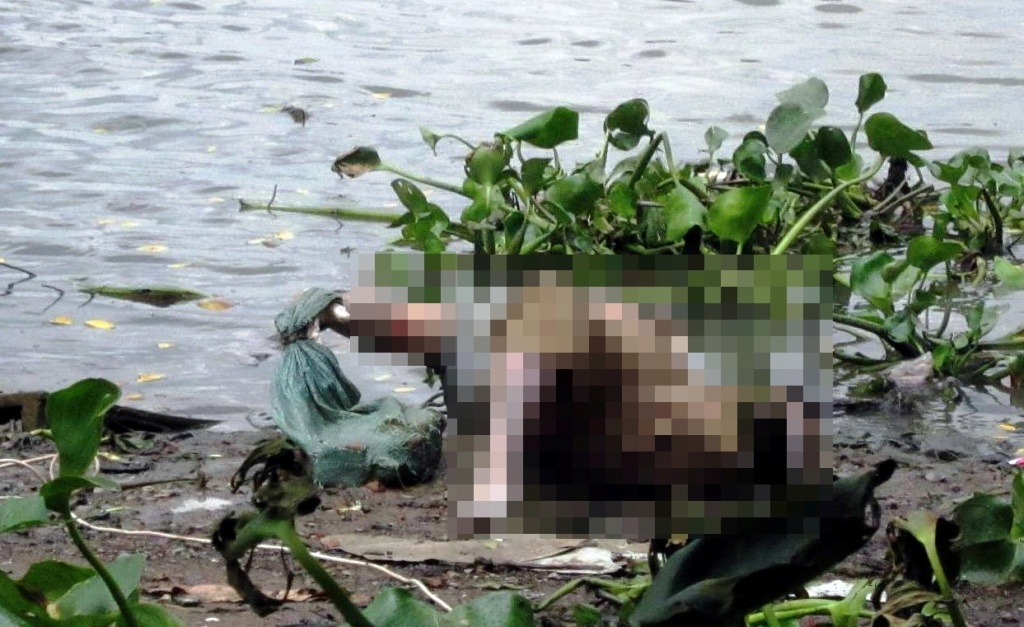 Thi thể nạn nhân và bao đá màu xanh buộc vào tay phải.