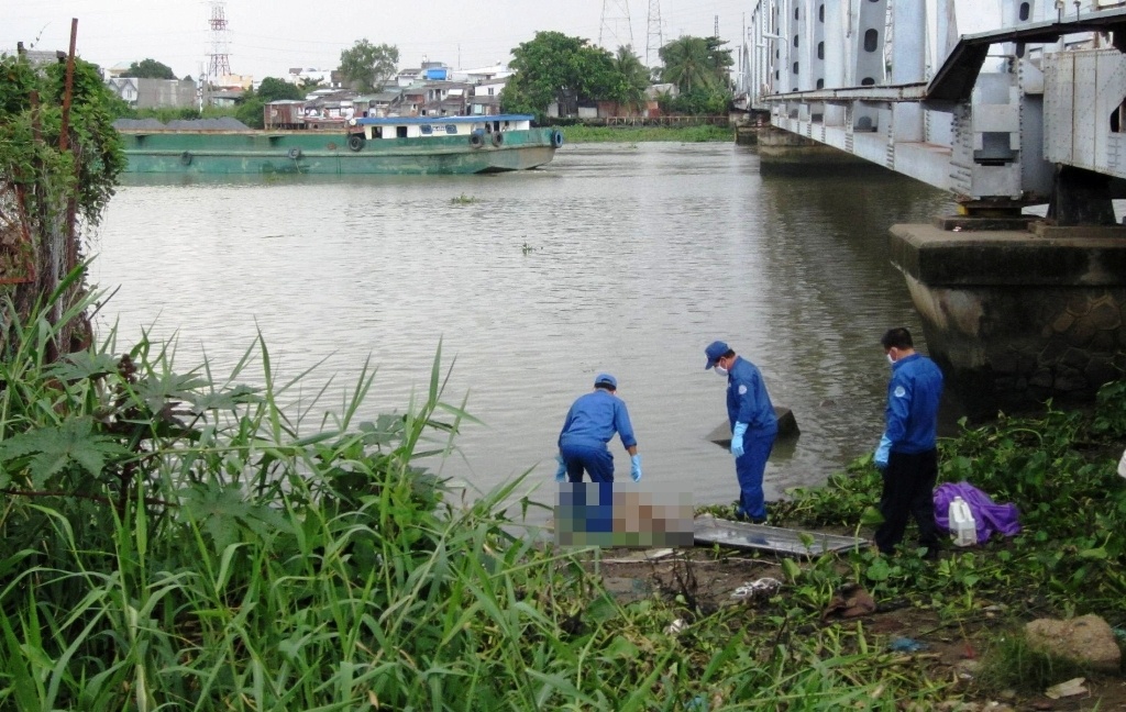 Thi the thanh nien bi cot vao bao da noi tren song Sai Gon hinh anh