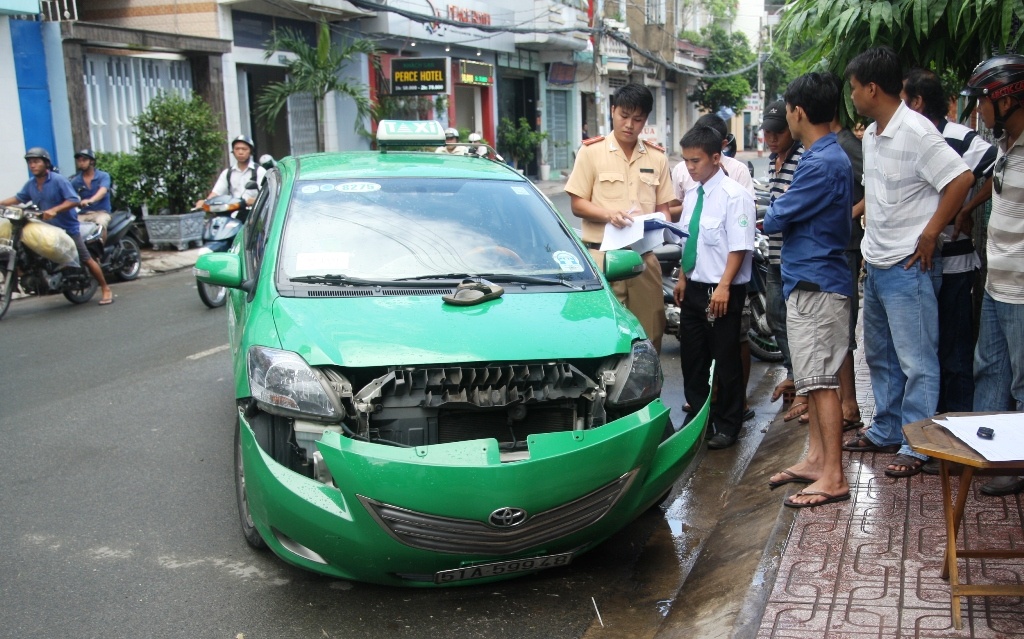 Tai xe taxi ngu guc, ba nguoi bi thuong hinh anh