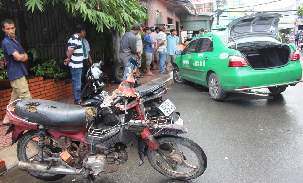 Khu vực xe taxi tông vào hai xe máy làm ba người bị thương.