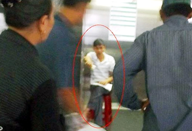 Benh vien thu tien benh nhan di thang may hinh anh