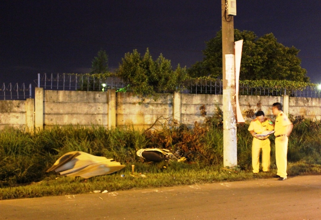 Hiện trường nơi chiếc xe máy tông cột điện khiến anh Cường tử vong tại chỗ.