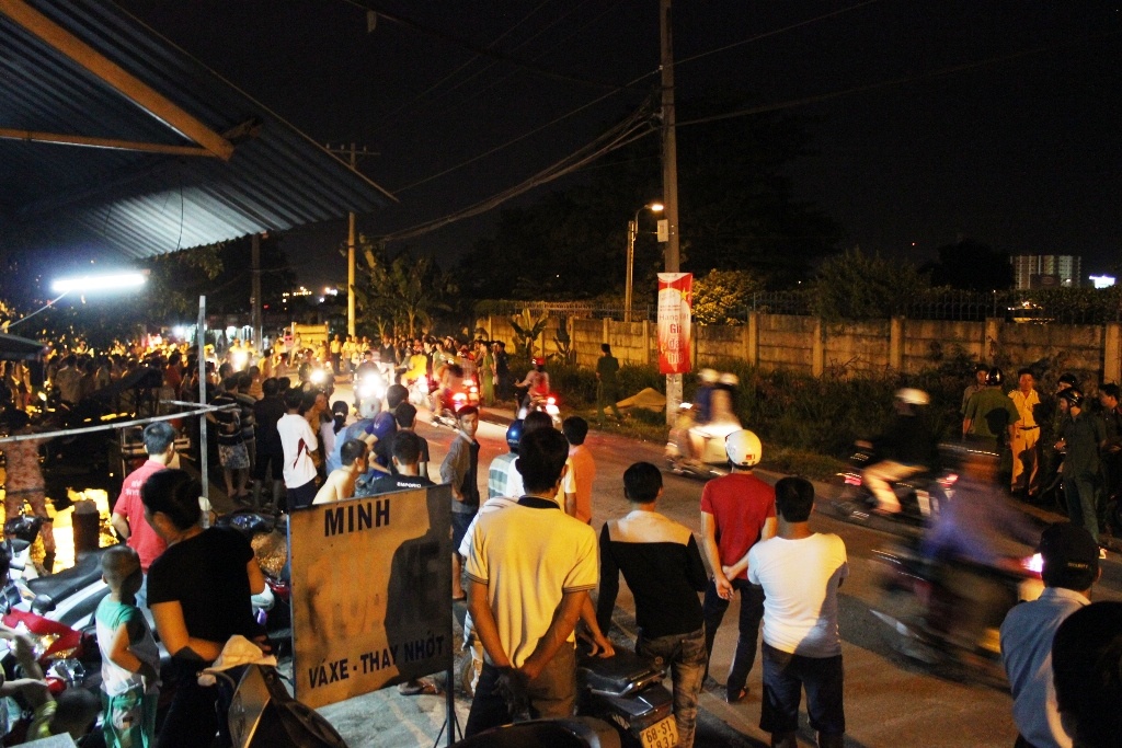 Nhiều người dân theo dõi vụ việc.