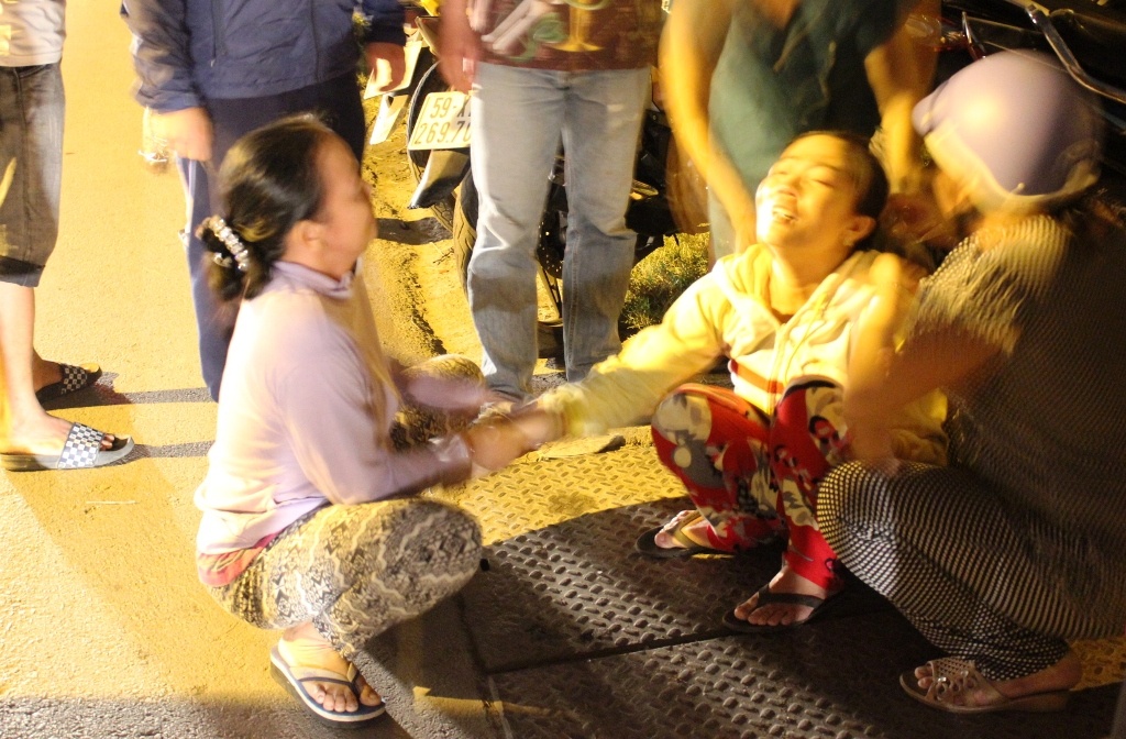 Vo khoc ngat ben le duong vi chong tu vong do tai nan hinh anh