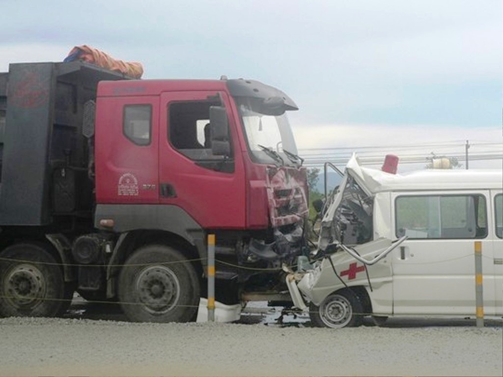 Xe cuu thuong doi dau xe tai, 3 nguoi tu vong hinh anh