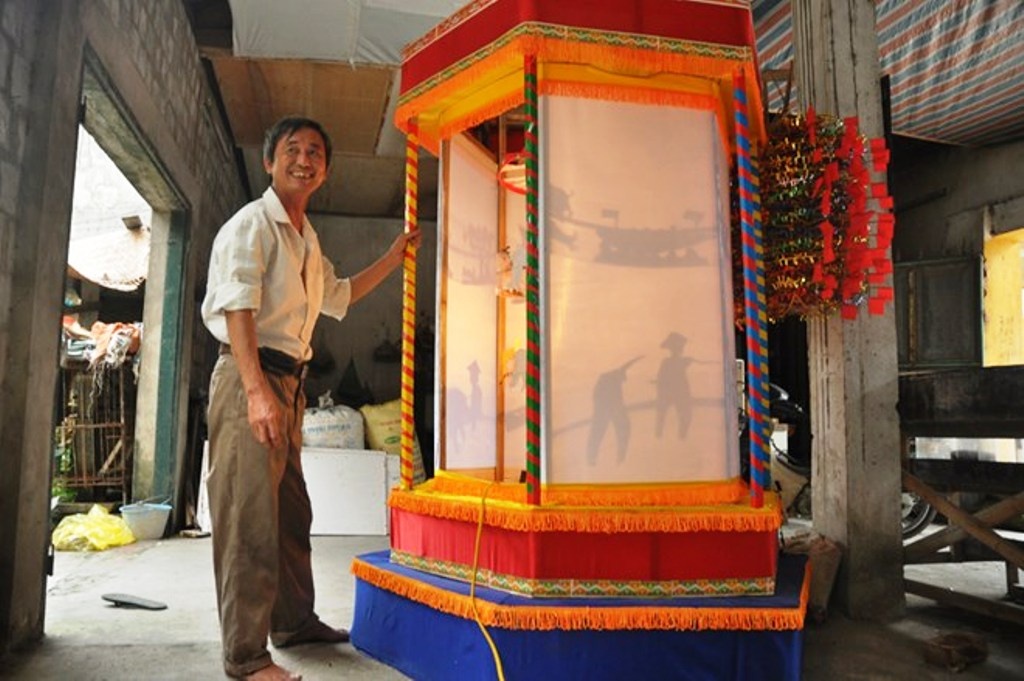 ghệ nhân Vũ Văn Sinh bên chiếc đèn kéo quân 