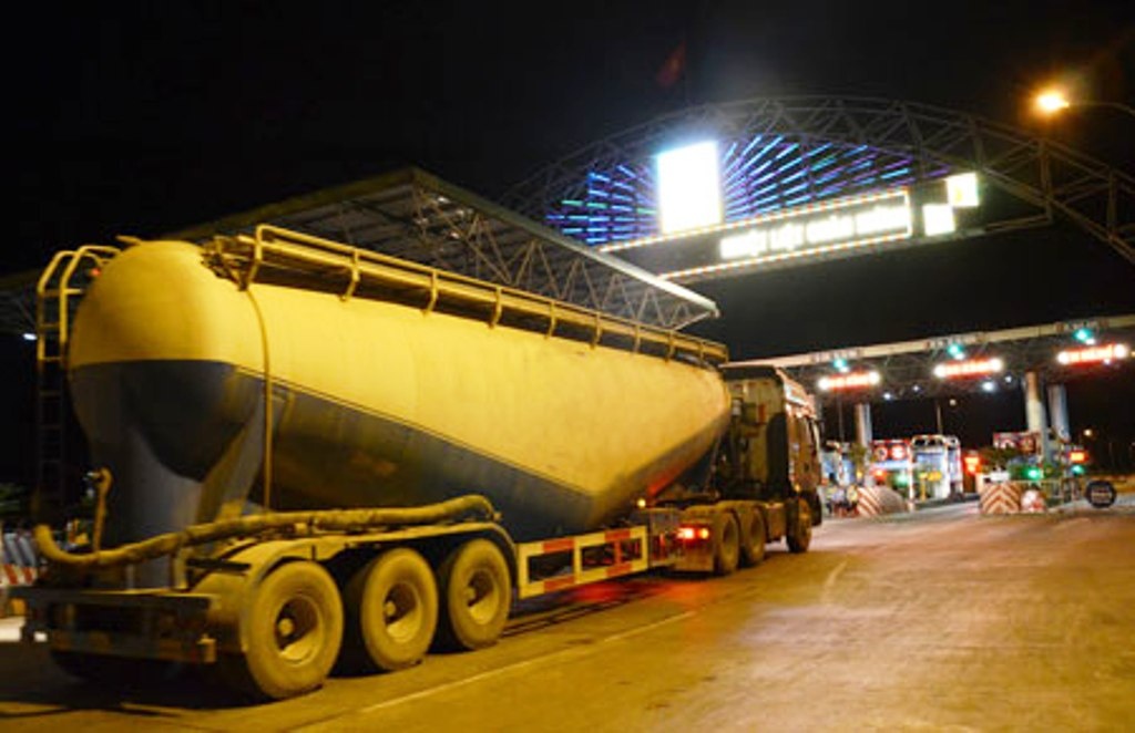 Xe qua tai tram tan than nhien qua Tram thu phi Ben Thuy hinh anh