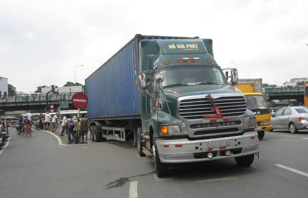 Nguoi ban ve so bi xe dau keo can chet, de lai hai con nho hinh anh