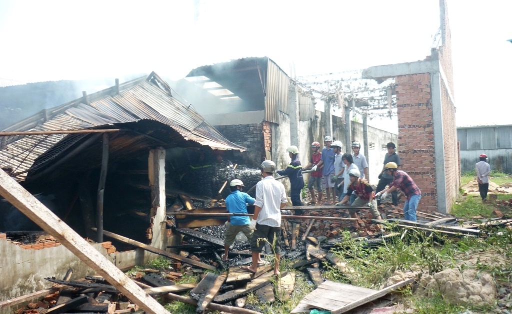 Lực lượng PCCC vẫn đang tiếp tục công tác dập lửa và thống kê thiệt hại.