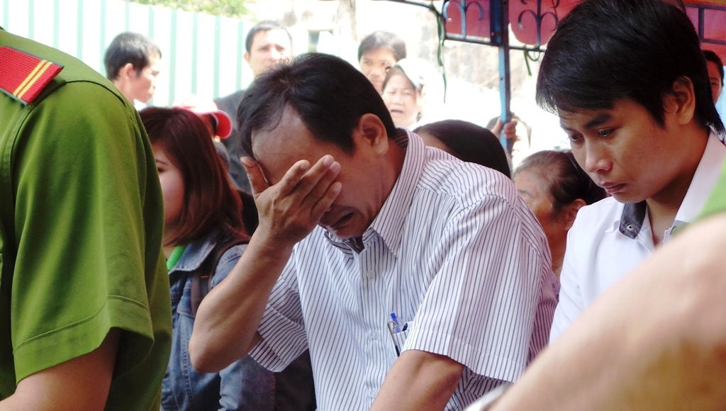 Ông  Lê Văn Thanh - cha nạn nhân Hằng bật khóc khi nghe về những vết thương trên người con gái.