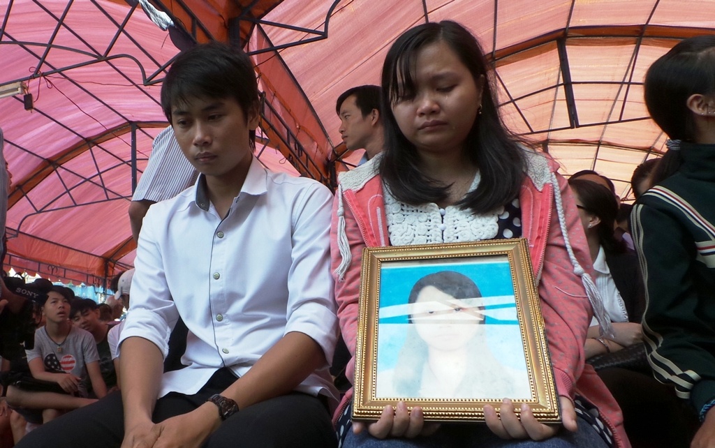 Hai người thân nạn nhân cùng di ảnh của Hằng không cầm được nước mắt tại phiên toà.