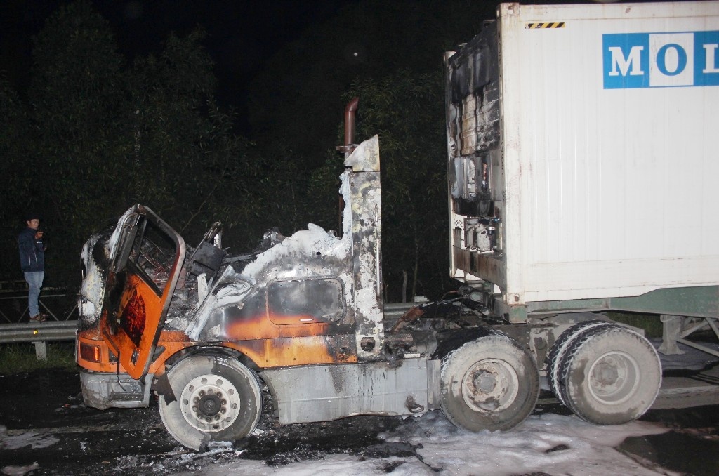 Xe dau keo chay ngun ngut tren cao toc Trung Luong hinh anh