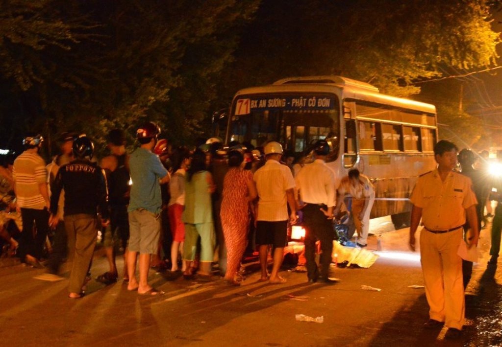 Dam truc dien xe buyt, 1 nguoi tu vong tai cho hinh anh