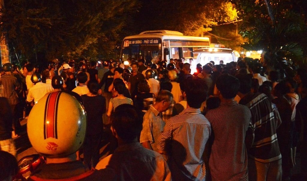 Hàng trăm người dân hiếu kì tập trung theo dõi vụ việc khiến giao thông gặp nhiều khó khăn.