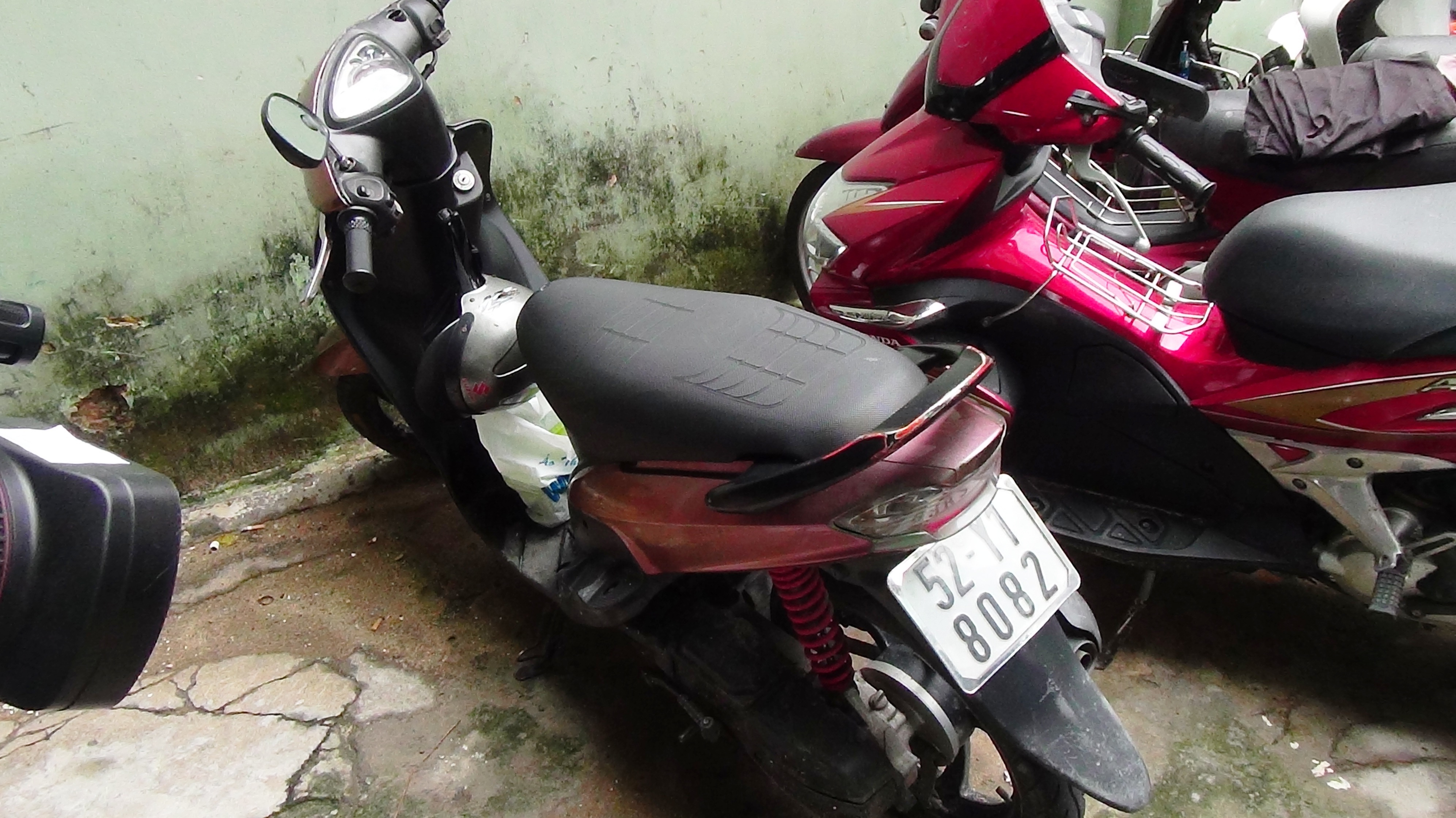 Chiếc xe máy của nạn nhân - manh mối quan trọng để truy tìm hung thủ.