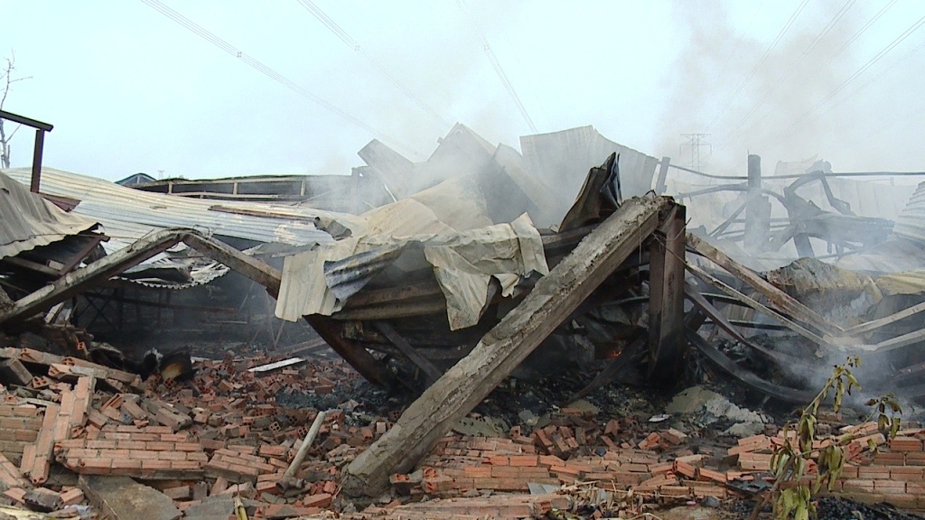 Xuong go chim trong bien lua, chay lien tuc nhieu gio hinh anh