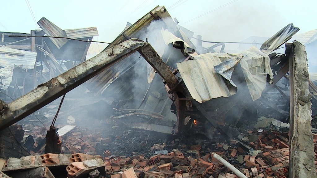 Hon 100 chien si trang dem dap dam chay xuong go hinh anh