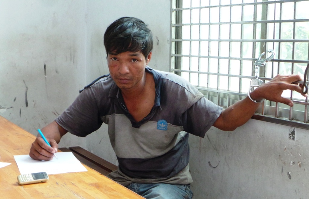 Nguoi dan truy duoi bat ten trom xe may hinh anh