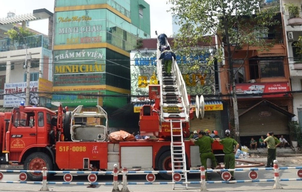 Giai cuu mot thanh nien trong ngoi nha chay hinh anh