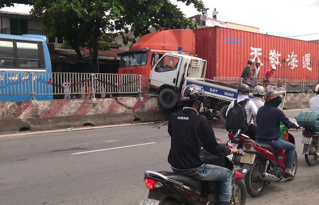 Chiếc xe tải của lực lượng CSGT gây tai nạn.