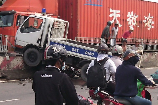 Xe CSGT leo dai phan cach, tong 3 nguoi bi thuong hinh anh