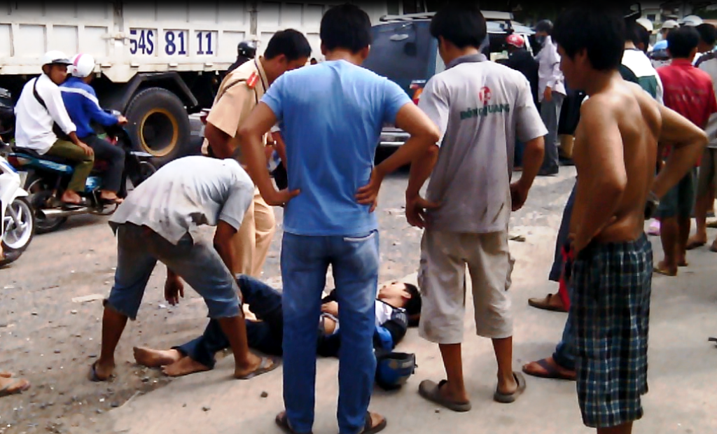 Một trong ba nạn nhân bị thương nằm bất tỉnh trên đường.