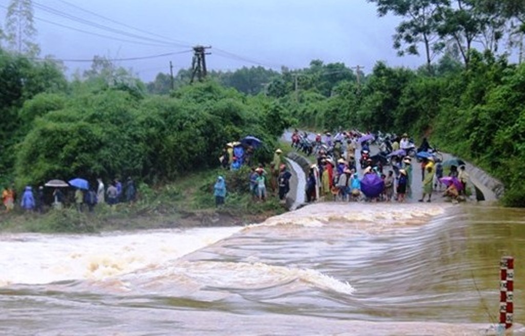 Di choi ngay nghi le, 3 nguoi bi nuoc lu cuon troi hinh anh