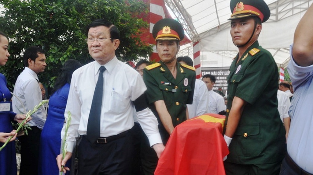 Chủ tịch nước Trương Tấn Sang đưa tiễn các liệt sĩ về nơi an nghỉ.