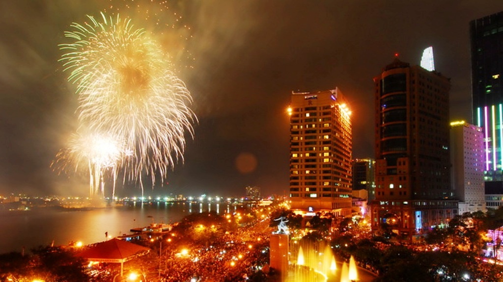 Ngay 2/9: Ban phao hoa, cam xe may qua ham song Sai Gon hinh anh