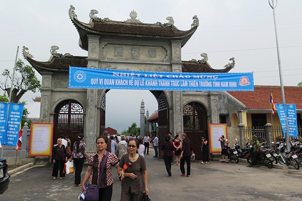 Từ sớm đã có nhiều tăng ni phật tử đến tham dự lễ khánh thành Đại tượng Phật và Đại hùng Bảo điện Trúc Lâm Thiên Trường.