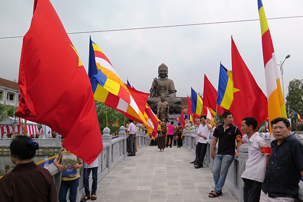 hân tượng cao 12m còn chiều cao đài sen là 2,8m.