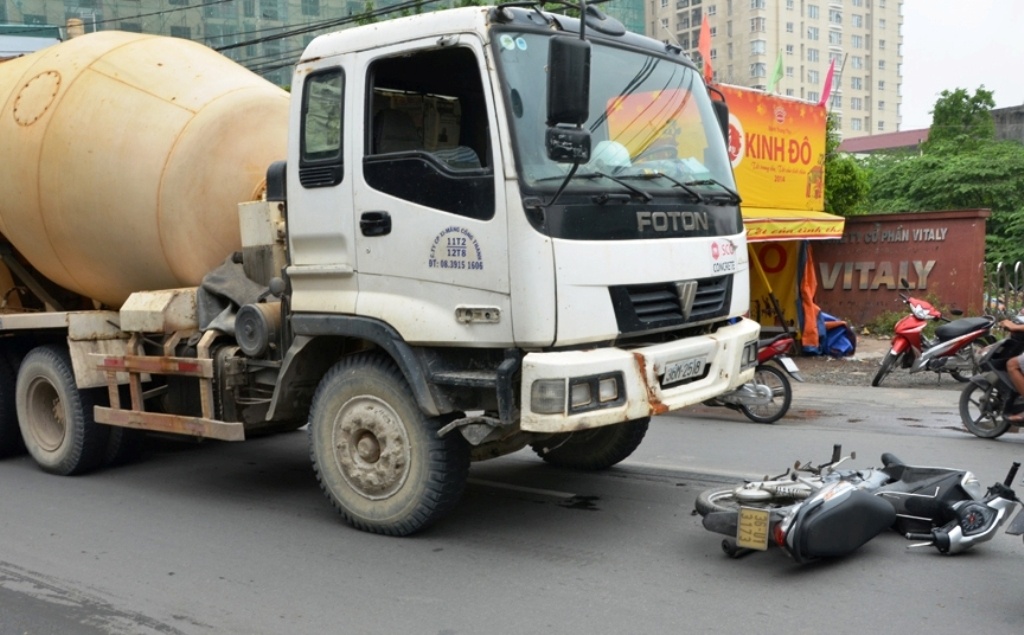 Nu sinh thoat chet hi huu duoi gam xe bon hinh anh