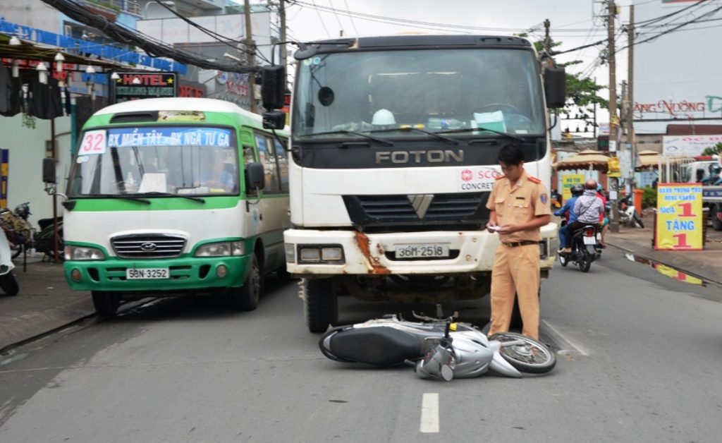 Hiện trường vụ việc đã được các lực lượng chức năng quận Tân Bình đến xử lý.