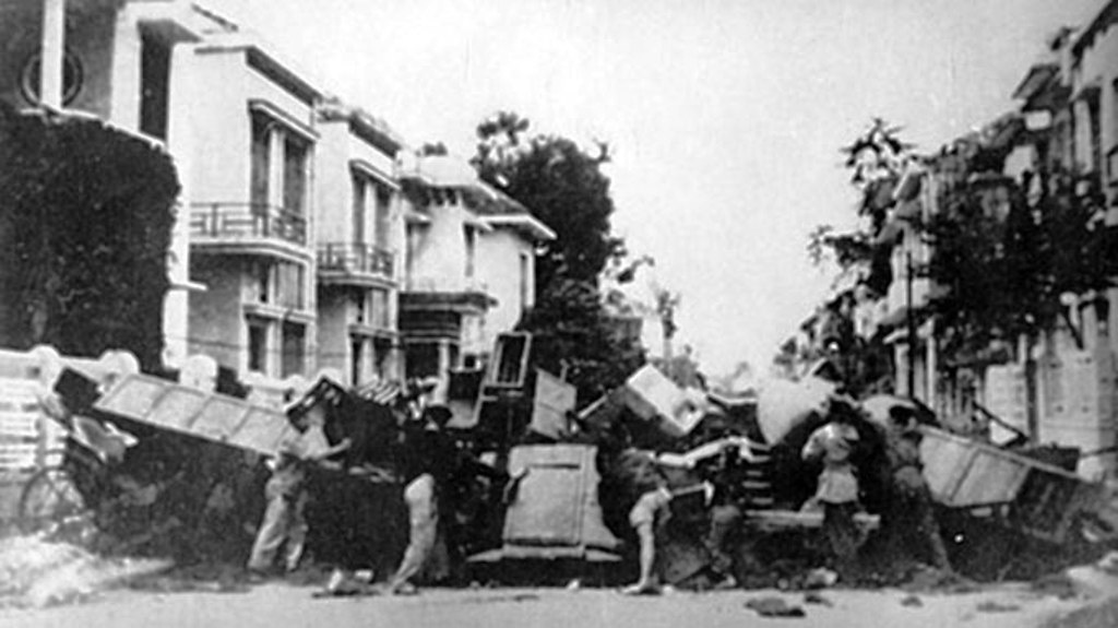 Người dân Hà Nội dùng đồ đạc, tài sản dựng chiến lũy trên phố Mai Hắc Đế, tháng 12-1946