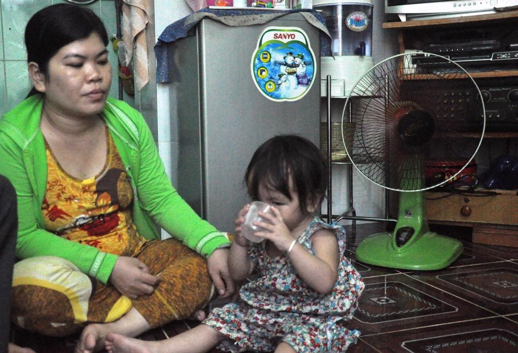 Chị Hằng đau buồn không dám đến khu vực hiện trường chứng kiến công tác cứu hộ.