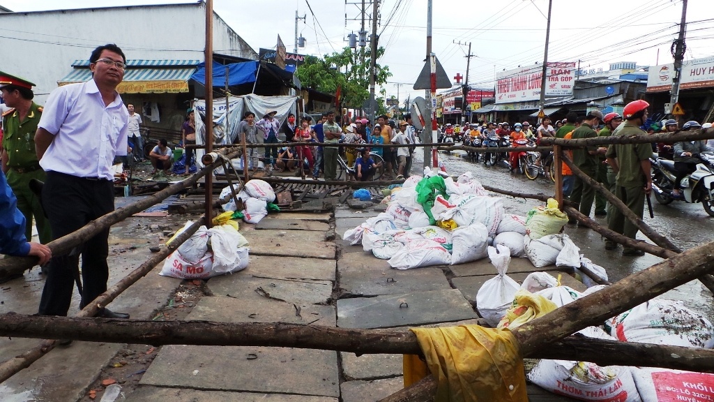 Me be bi nuoc cuon khong dam ra hien truong tim con hinh anh